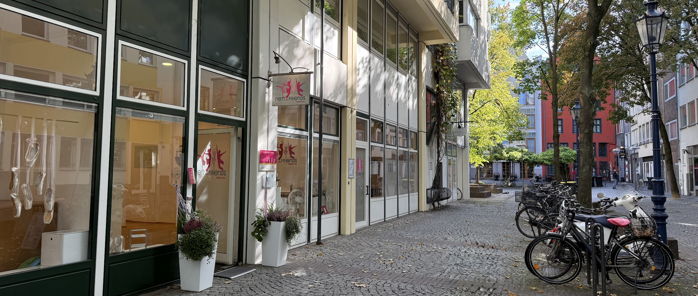 Außenansicht der Tanzschule NAF DANCE Köln – Eingang im Brigittengässchen Köln