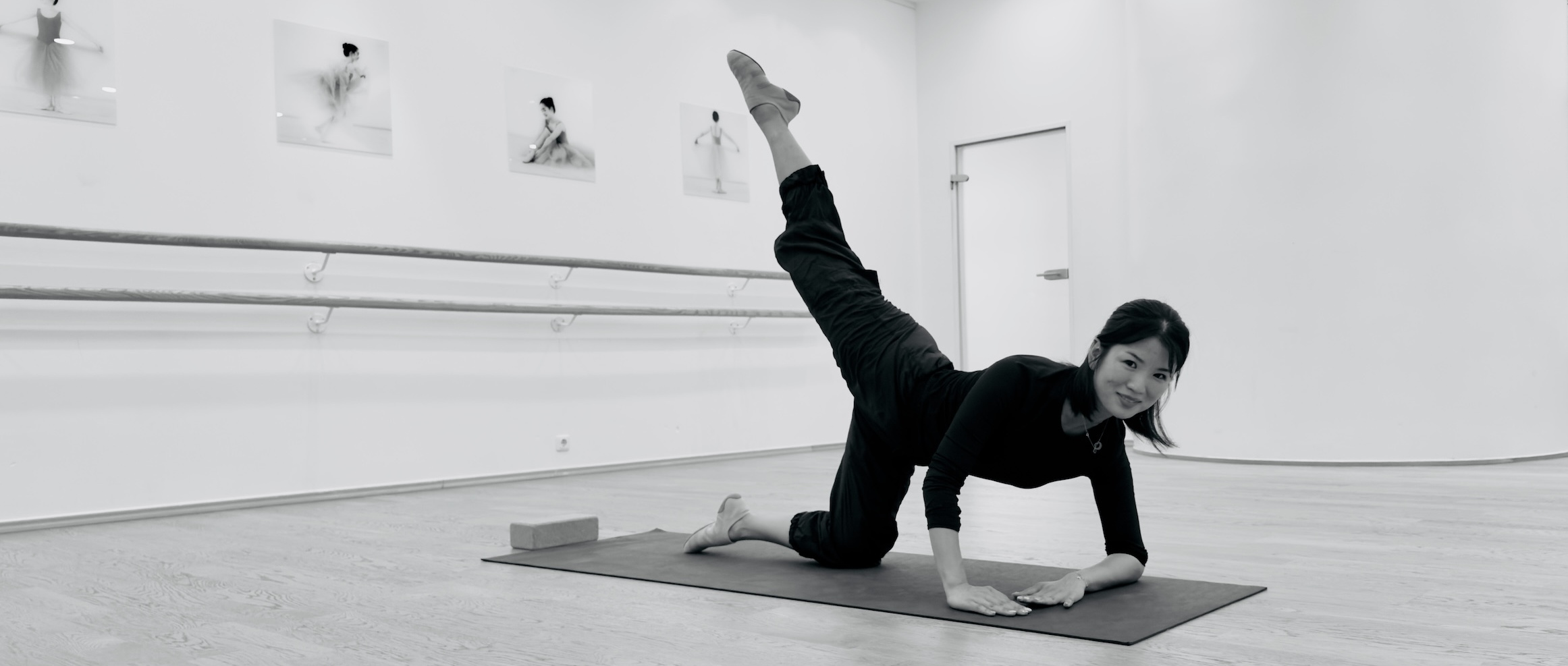 Barre Ballett Fitness Übung auf der Matte im Studio NAF DANCE Köln