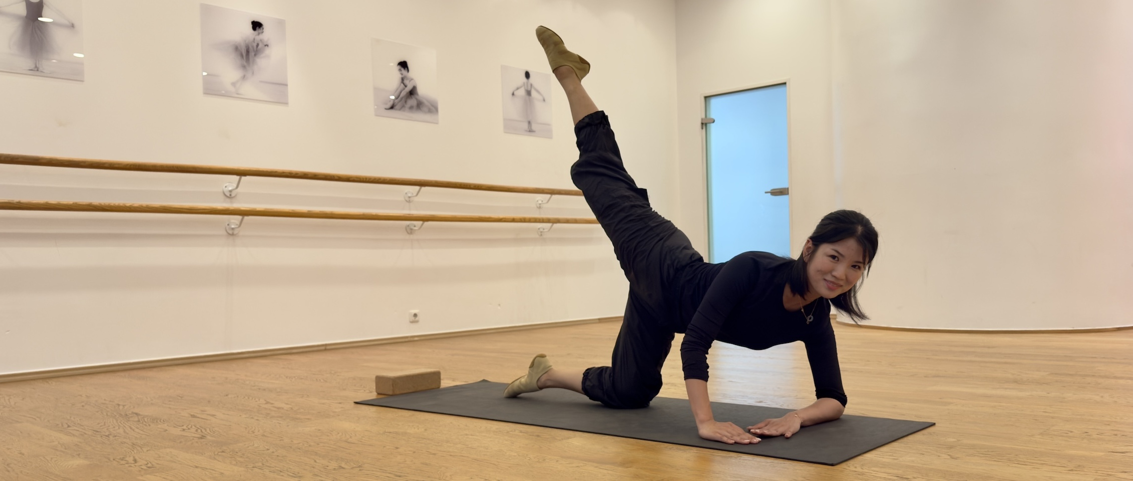 Training auf der Matte im Barre Ballett Fitness Kurs bei NAF DANCE Köln