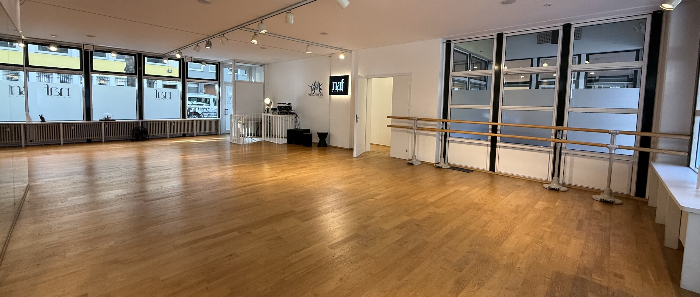 Moderner Tanzsaal mit Spiegelwand im NAF DANCE Studio Köln Innenstadt