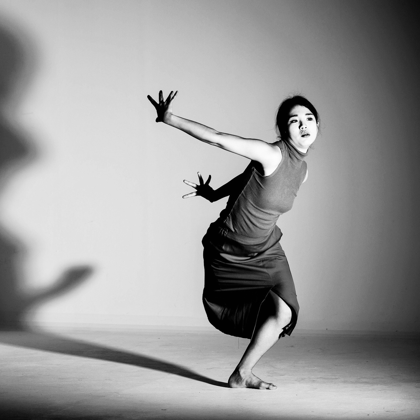 Yunjin Song tanzt Modern Dance auf der Bühne – Dozentin der Ballettschule NAF DANCE Köln