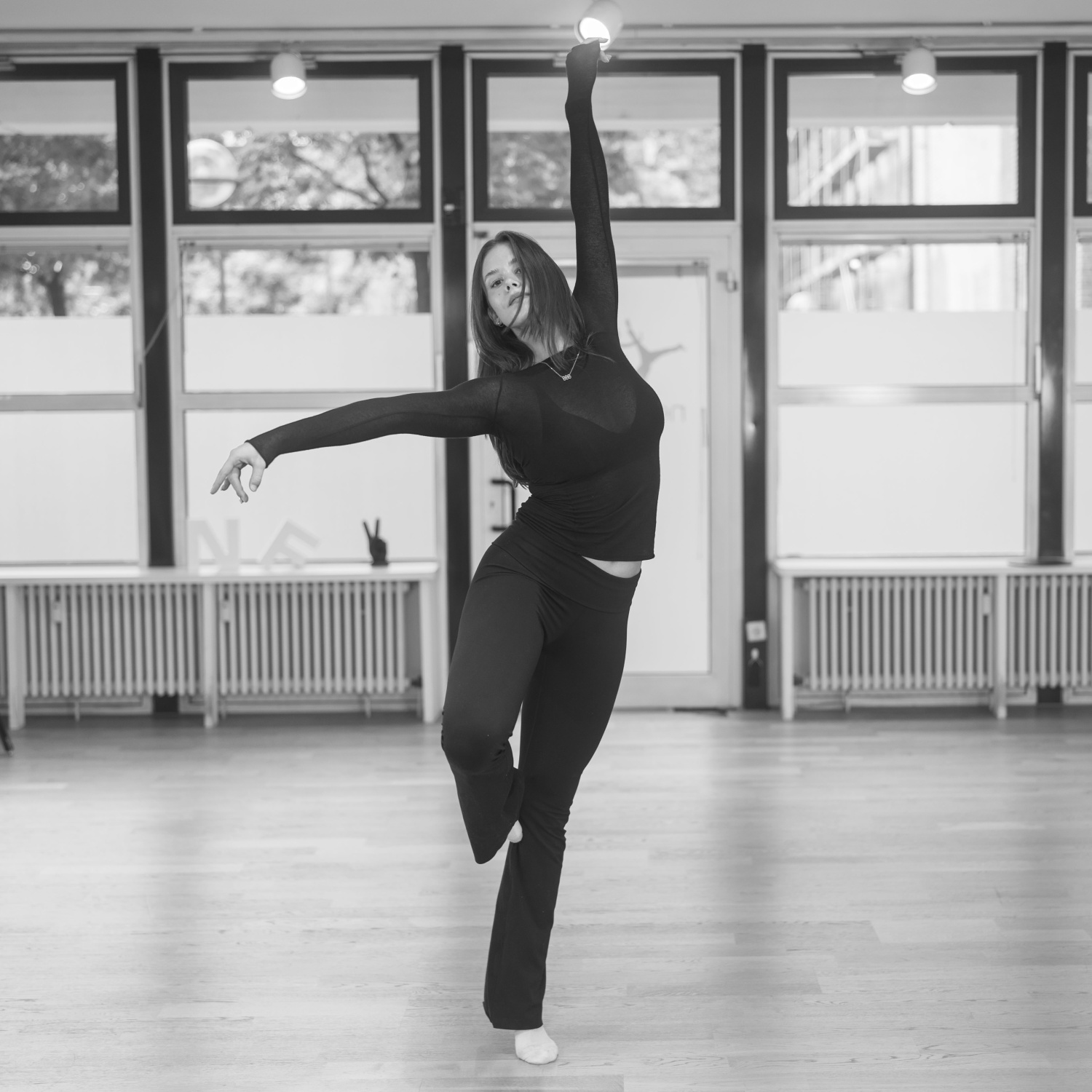 Laura zeigt eine Tanzpose im Stil Commercial Ladystyle im Studio NAF DANCE Köln