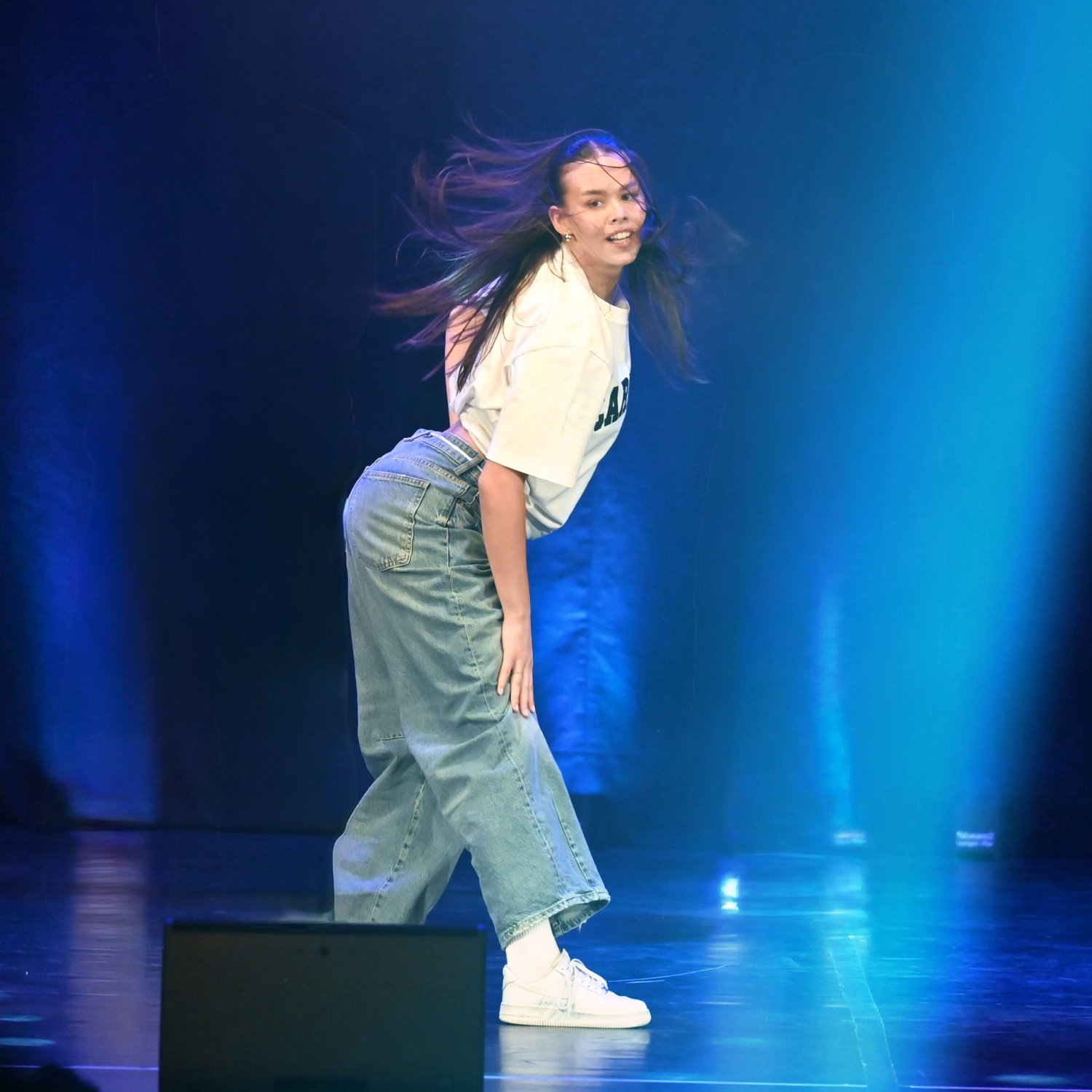 Laura im Tanzsaal in dynamischer Tanzpose